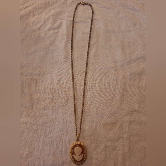 Vintage Avon cameo necklace - Picture 5 of 5
